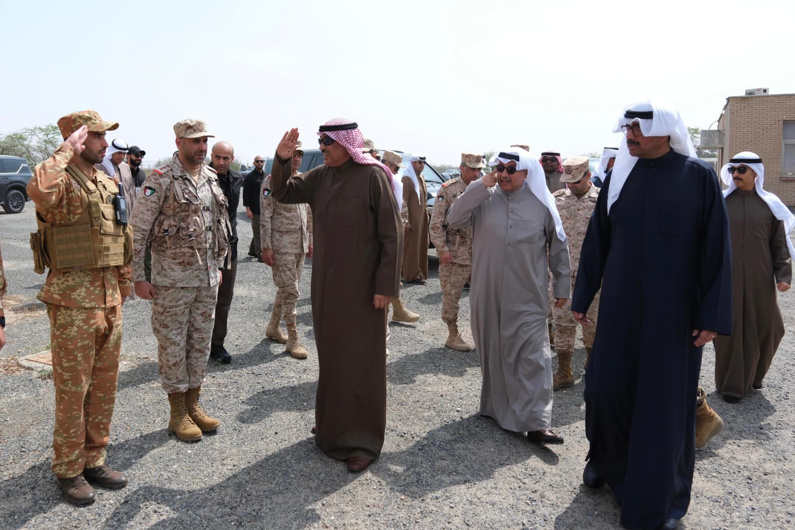 سمو ولي العهد يقوم بزيارة تفقدية لعدد من القواعد والمواقع العسكرية في البلاد