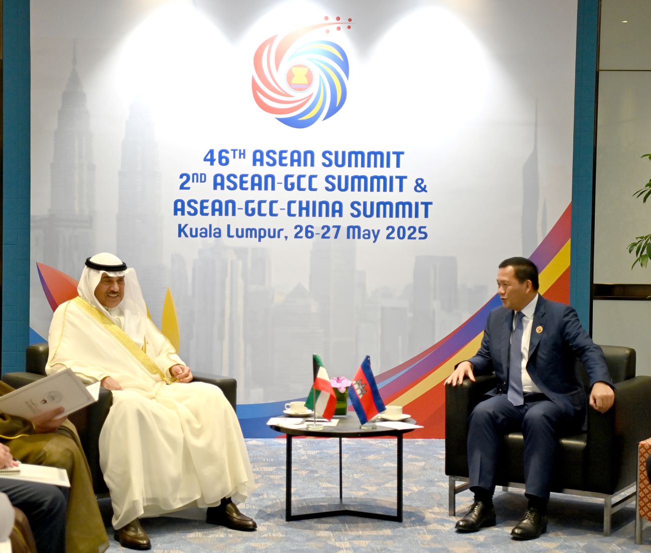ممثل سمو أمير البلاد سمو ولي العهد يلتقي رئيس وزراء كمبوديا بكوالالمبور