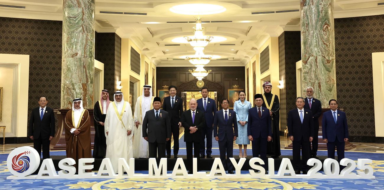 ممثل سمو أمير البلاد سمو ولي العهد يحضر مأدبة غداء أقامها ملك ماليزيا على شرف قادة الدول المشاركة بقمتي (الآسيان والتعاون والصين)