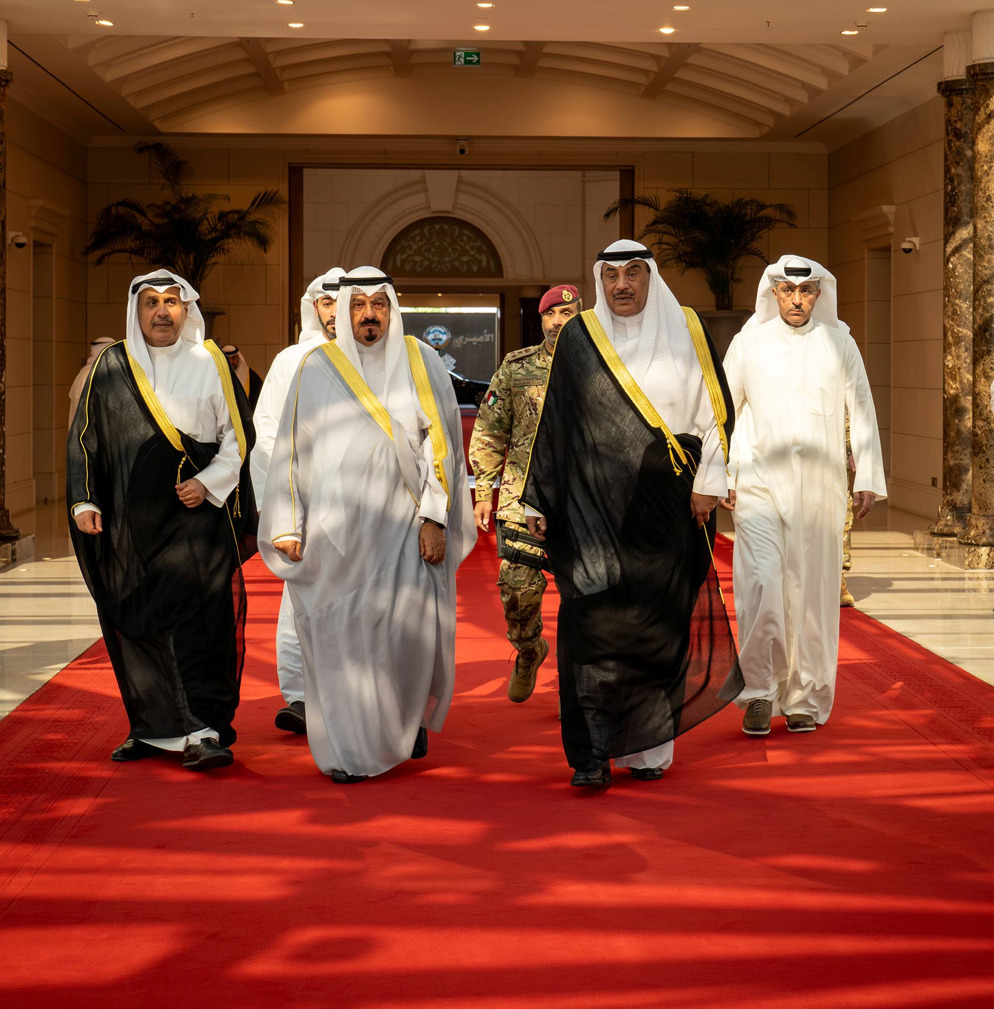 ممثل سمو أمير البلاد سمو ولي العهد يتوجه إلى قطر لتقديم واجب العزاء في وفاة الأمير الوالد